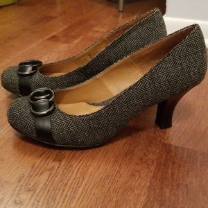 Chevron patterned gray and black heels, size 9.5